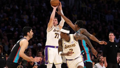 里外里22分，湖人赢球证明4点，新战术开发成功，一件事也能做好|灰熊|艾顿|拉拉维亚|洛杉矶湖人队|卢卡-东契奇_新浪体育_新浪新闻